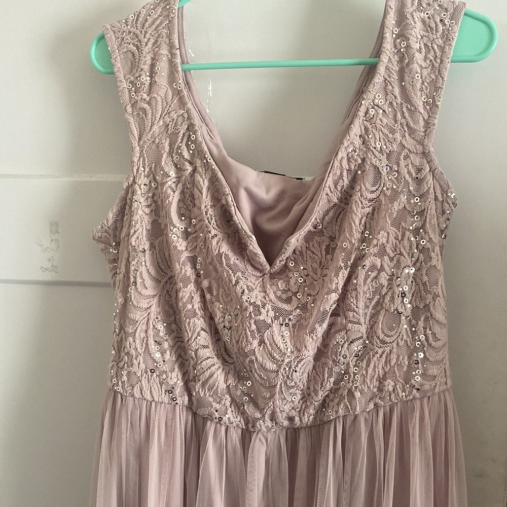 Periwinkle Dress. Great for homecoming, prom, wedding, & photo shoots. 

Size 2X